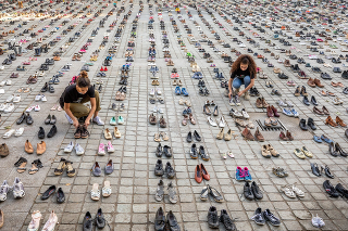 Námestie v Bruseli zaplavili topánky.