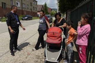 Členovia rómskej hliadky sa starajú o poriadok v okolí základných škôl v obci Turňa nad Bodvou.