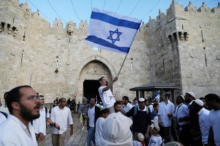 Izraelčania oslavujú presťahovanie amerického veľvyslanectva do Jeruzalema.