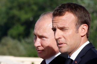 Putin a Macron sa stretli v Petrohrade.