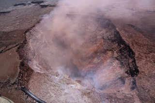 Na snímke dym stúpa z krátera Puu Oo na sopke Kilauea po zemetrasení s magnitúdou 5,0