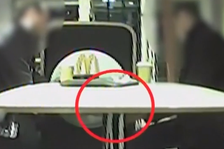 Video zachytáva preberanie úplatku v reštaurácií. 