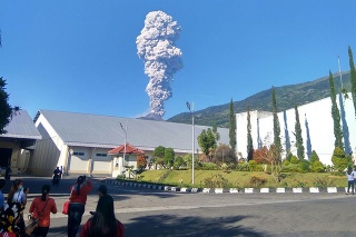 Sopka Merapi chŕli popol do výšky 5 500 metrov.