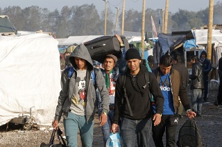 Likvidácia tábora v Calais by mala trvať približne týždeň.