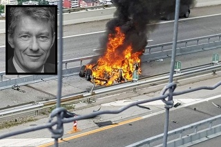 Hasiči už vodičovi nedokázali pomôcť, zhorel v elektromobile Tesla.
