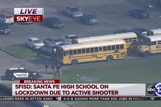 Na škole Santa Fe Hight School sa strieľalo.