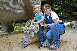 Ondrejko (2 roky) z Bratislavy sa teší z mláďatka triceratopsa.