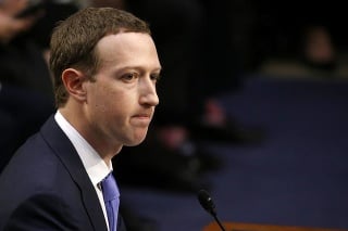 Mark Zuckerberg pred senátormi