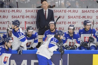 Na snímke tréner slovenského tímu Craig Ramsay a smutná slovenská striedačka po zápase s Ruskom.