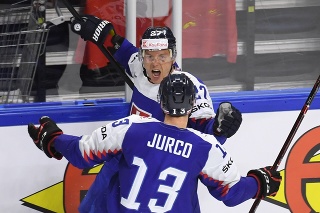 Slovenský hokejista Ladislav Nagy (tvárou) sa teší so spoluhráčom Tomášom Jurčom po strelení vyrovnávajúceho gólu na 3:3.