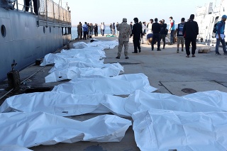 Najmenej 50 migrantov zahynulo počas uplynulých dní pri pobreží Líbye.