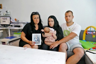 Sebinkova († 3) mamička Dominika (23, v strede) s manželom Antonom (28), mamou a dcérkou Elizabet.