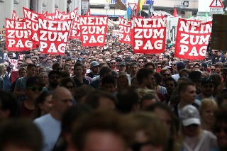 V Mníchove demonštrovali desaťtisíce ľudí.