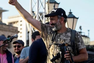 Líder opozície Nikol Pašinjan vyzval k ukončeniu demonštrácií.