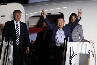 Americký prezident Donald Trump (vľavo), prvá dáma USA Melania Trumpová (vpravo) a Kim Dong Chul, jeden z trojice Američanov, ktorých prepustila z väzenia Severná Kórea.