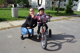 Kristína (25) s milovanou dcérkou Dominikou (5), ktorá sa naučila sama bicyklovať.