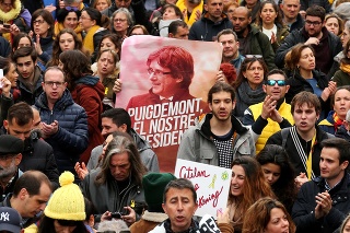 Zadržanie Puigdemonta vyvolalo v Katalánsku masové protesty.