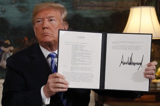 Donald Trump s podpísaným prezidentským memorandom o odstúpení USA od jadrovej dohody s Iránom.