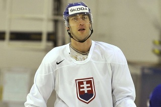 Kapitán slovenskej hokejovej reprezentácie Zdeno Chára  počas rozkorčuľovania.