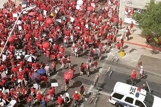 Protestný pochod učiteľov v meste Phoenix.