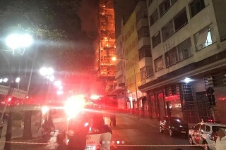 Oheň sa rýchlo rozšíril po celej budove.