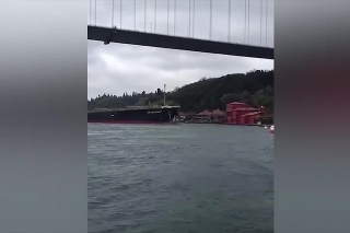Nešťastie na vode: Nákladná loď dlhá 225 metrov narazila do vily v Istanbule!
