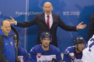 Na snímke uprostred tréner slovenskej hokejovej reprezentácie Craig Ramsay.