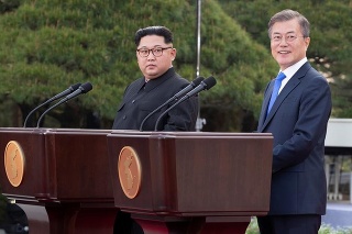 Juhokórejský prezident Mun Če-in (vpravo) s lídrom KĽDR Kim Čong-unom