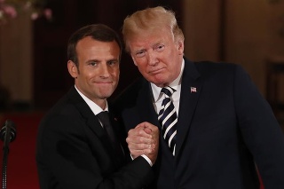Emmanuel Macron a Donald Trump počas tlačovej konferencie