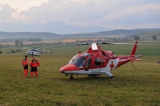 Vrtuľník Leteckej záchrannej služby Air Transport Europe a posádka čakajú na poli neďaleko obce Hrabušice.