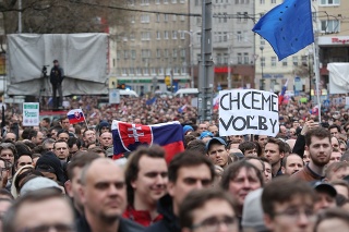 Protest Za slušné Slovensko na bratislavskom Námestí SNP 5. apríla.
