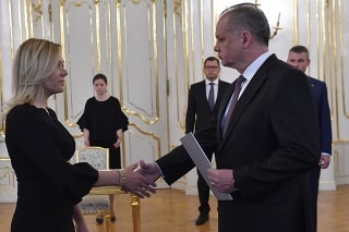 Saková pri preberaní menovacieho dekrétu od prezidenta Kisku.
