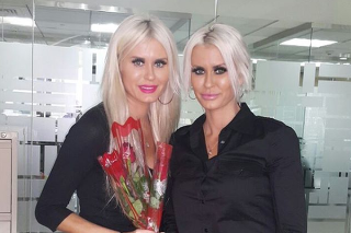 Blond dvojičky žijú v Spojených arabských emirátoch.