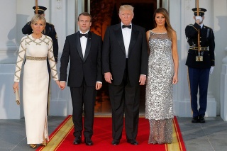 Donald Trump s manželkou Melaniou privítal francúzskeho prezidenta Macrona s manželkou Brigitte.