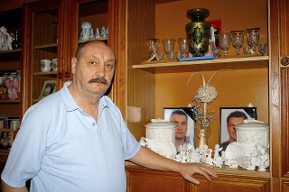 Otec Andrej Raisz má urny svojich synov doma v obývačke.