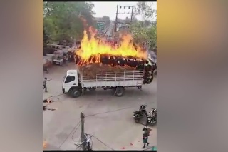 Peklo na kolesách: Z nákladného auta v obytnej štvrti šľahali plamene... pozrite, čo stváral vodič?!