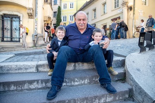Hrdý dedko s vnukmi Vadinom (vľavo) a Artemom.
