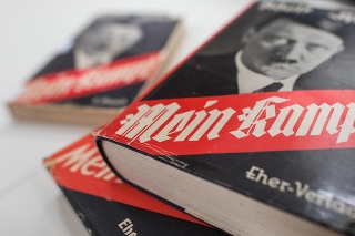 Na archívnej snímke z 11. decembra 2015 rôzne vydania knihy nacistického vodcu Adolfa Hitlera s názvom Mein Kampf. 