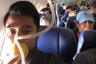 Cestujúci si museli nasadiť kyslíkové masky.