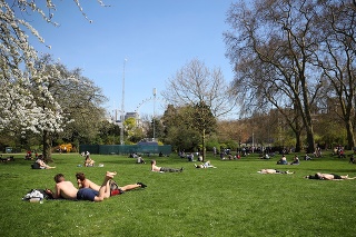 Ľudia si užívali slnečné lúče v St. James Parku v Londýne.