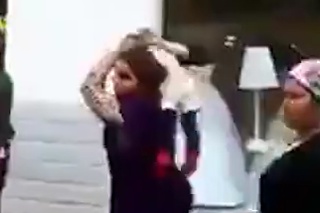 Najprv ho opľula, potom použila dieťa, aby ho udrela: Šokujúce video z hádky na ulici!