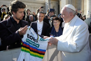 Peter Sagan daroval pápežovi Františkovi podpísaný dres majstra sveta a špeciálny bicykel.