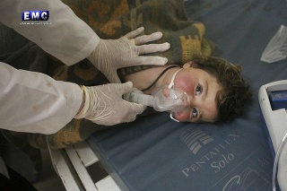 Na videosnímke z 4. apríla 2017 sýrsky doktor lieči dieťa po chemickom útoku v sýrskom meste Chán Šajchún.
