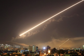 Nočná obloha so svetelnými stopami raketových striel nad Damaškom počas útoku USA, Francúzska a Veľkej Británie na ciele v Sýrii.