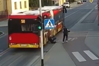 Toto video je hrôza pozerať: Tínedžerka strčila kamarátku pod idúci autobus!