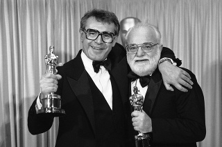 Forman (vľavo) s Oscarom.