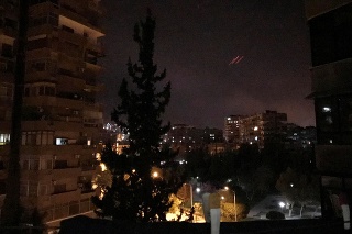 Nad sýrskym hlavným mestom Damask bolo vidieť záblesky a počuť hlasné výbuchy. 