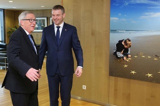 Jean-Claude Juncker víta Petra Pellegriniho.