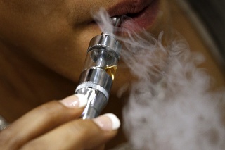 Ochutené elektronické cigarety škodia zdraviu. (ilustračné foto)