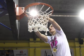 kapitánka GA Košice Zuzana Žirková odrezáva sieť koša ako trofej po zisku 15. titulu 